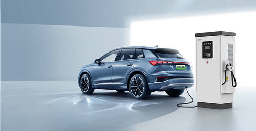 床に設置された 380kWh DC 電気自動車の高速充電ステーション